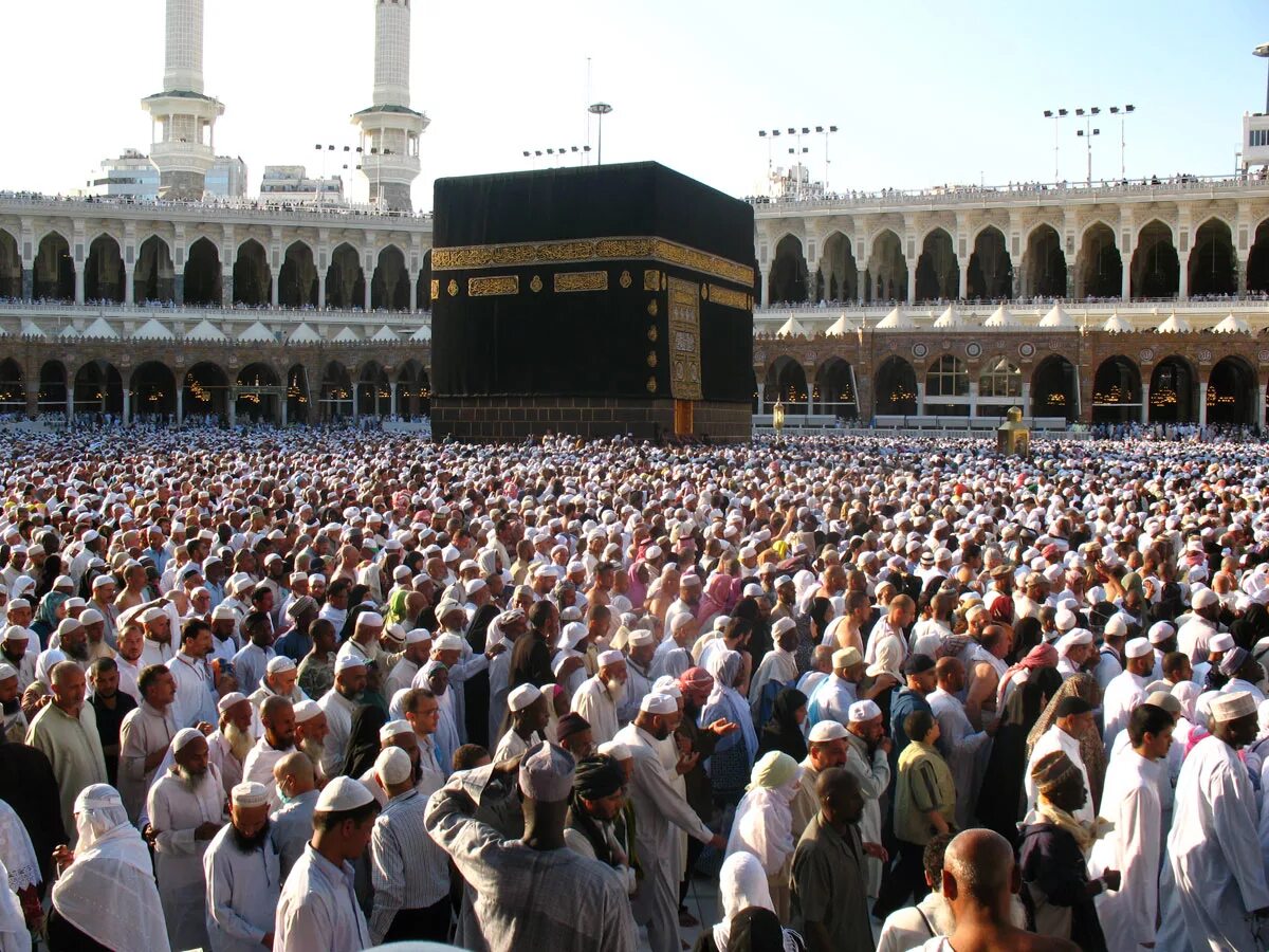 Мусульманин совершает хадж. Паломничество мусульман в Мекку. Саудовская Аравия паломничество Мекка. Хаджи паломники Мекка. Мекка паломники Саудовская Аравия.