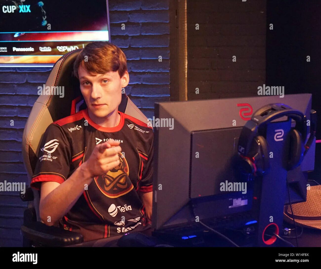 Ewc 2025 sc2. Serral sc2. serral sc2 игрок. serral starcraft 2. serral sc2 портрет.