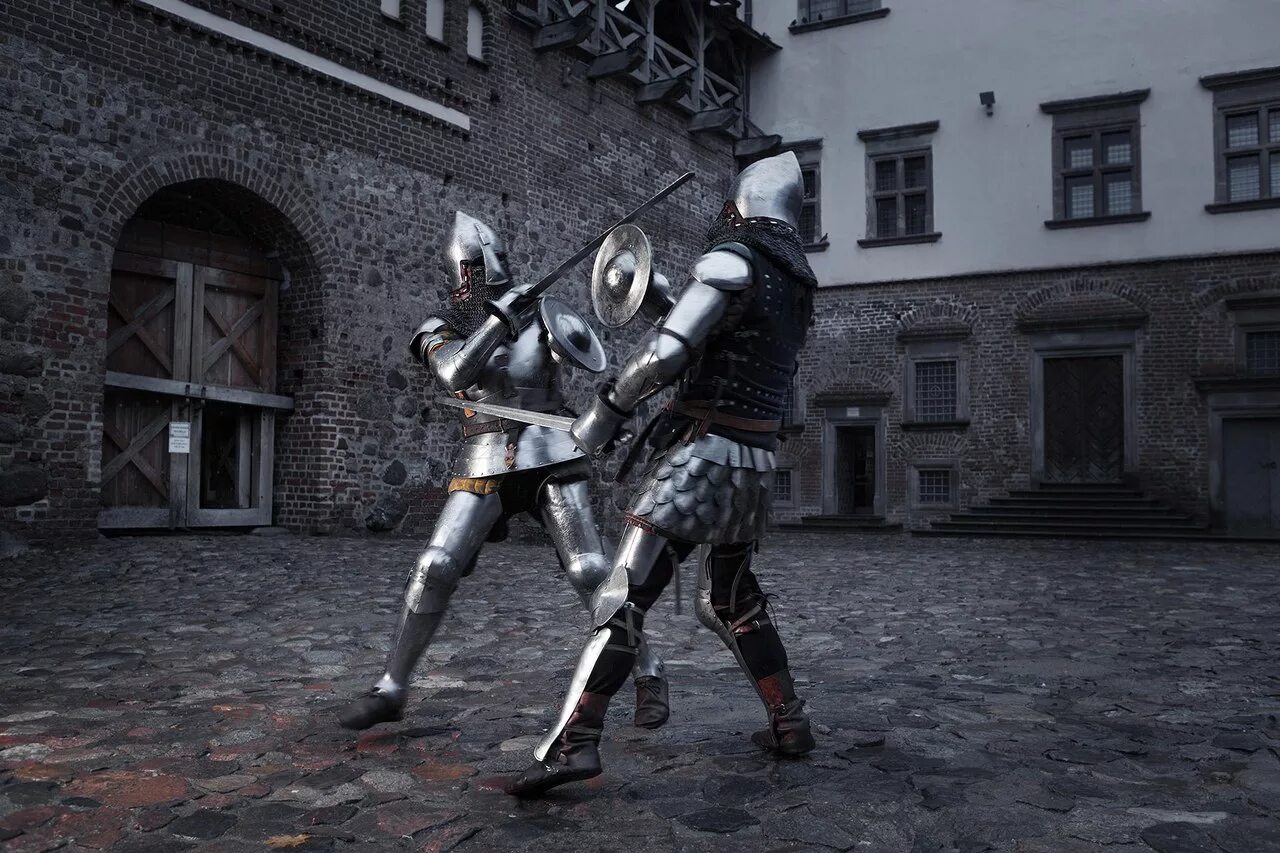 Рыцарь в доспехах. Рыцарь бывший. Рыцарский доспех для турниров. Средние века рыцари. Том каллен падение ордена.