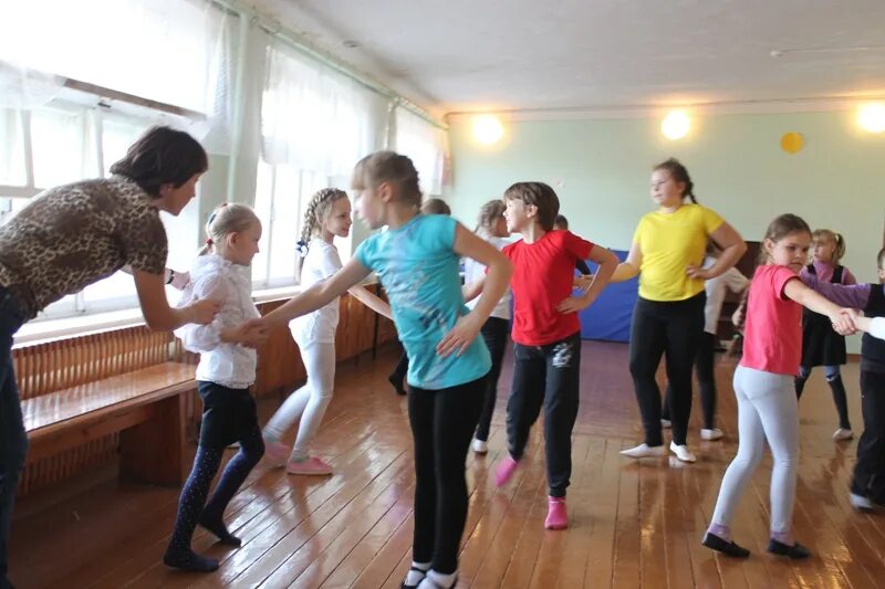 вести кружок в школе