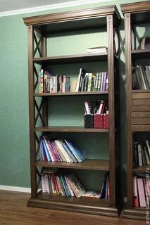 В книжном шкафу 8 полок
