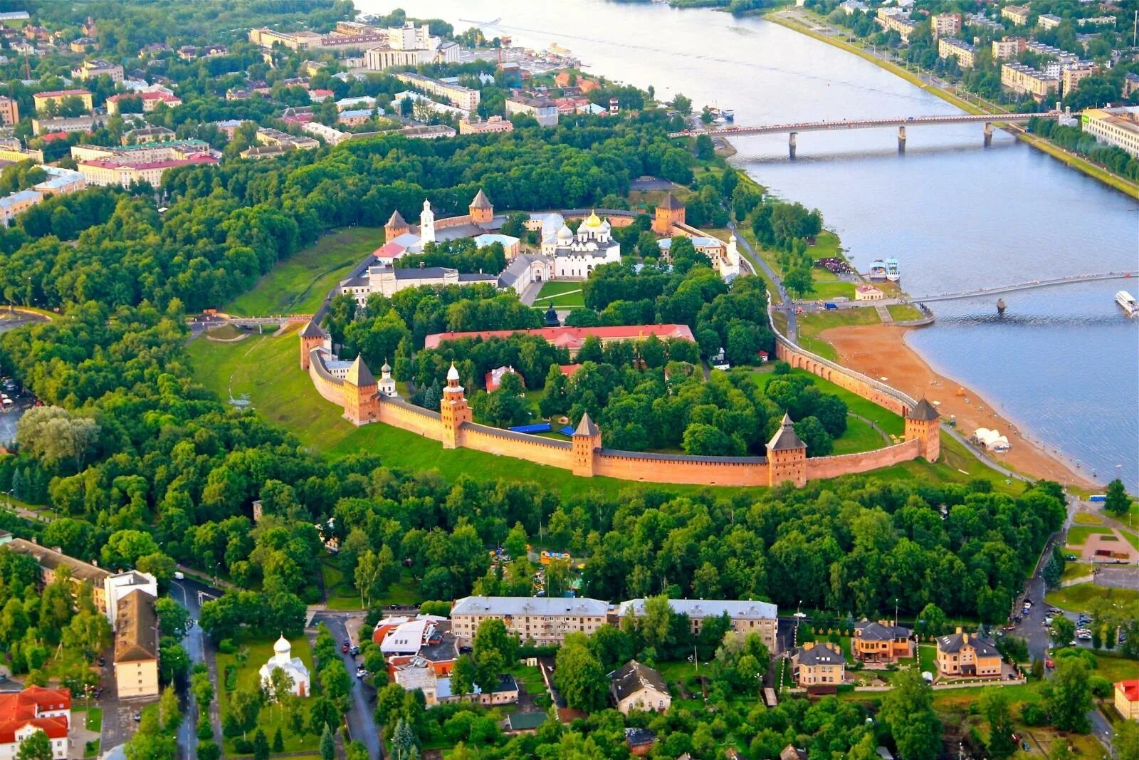 Великий новгород. Великий новгород туристы. Великий новгород туризм. Великий новгород крепость. Туристы в великом новгороде.