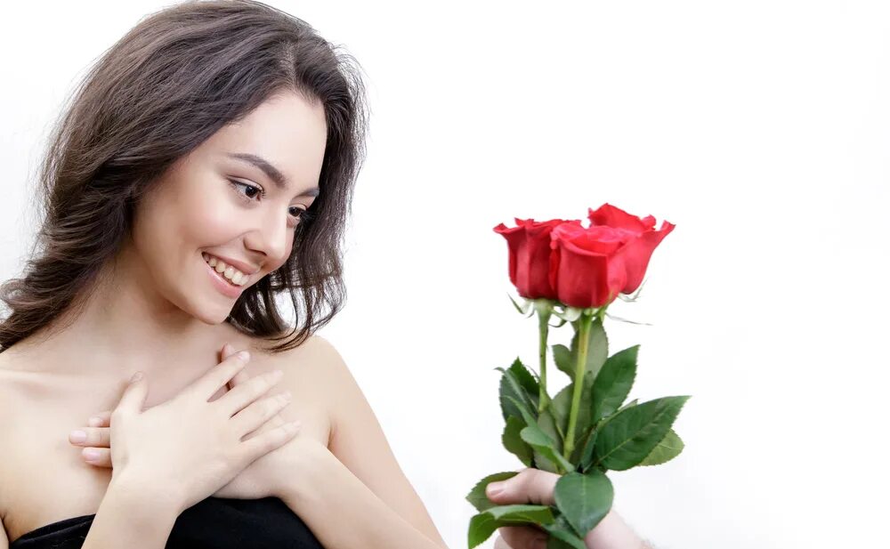 3 розы девушке. Три розы в руке девушки. девушка с тремя розами. девушка получает цветы. девушка с тремя розами на диване.