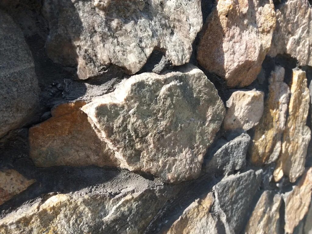 Каменная стена текстура. Текстура грубого камня. Стена из камня. Каменная стена текстура. Текстура камня архитектура.