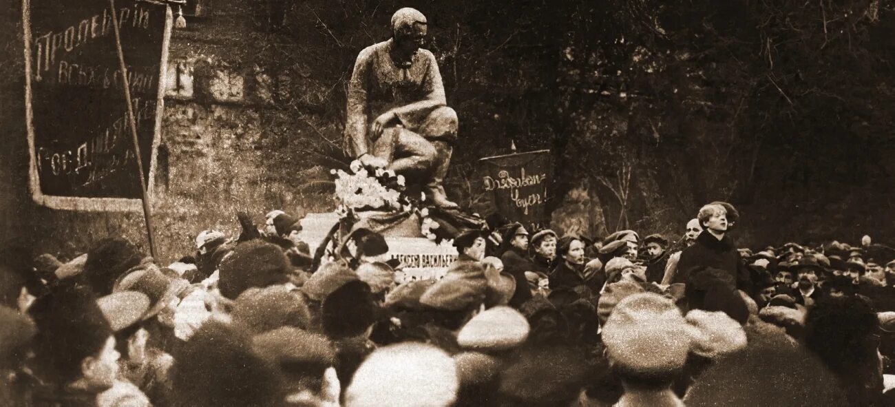 Есенин после революции. Есенин на открытие памятника Кольцову 1918.