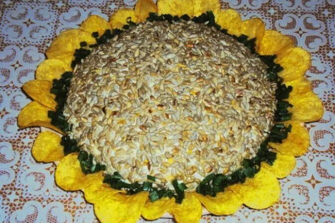 Рецепты из семечек подсолнуха. Салат с семечками. салат с семечками подсолнуха. салат подсолнух с семечками и чипсами. салат с чипсами и с семечками.