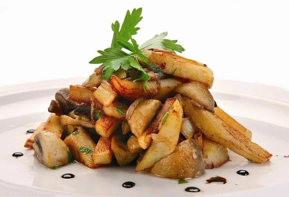 Жарен картошка с грибами. Жареная картошка с грибами и луком. картофель жареный с луком и грибами в ресторане. картошка по деревенски с грибами. карточки грибы.
