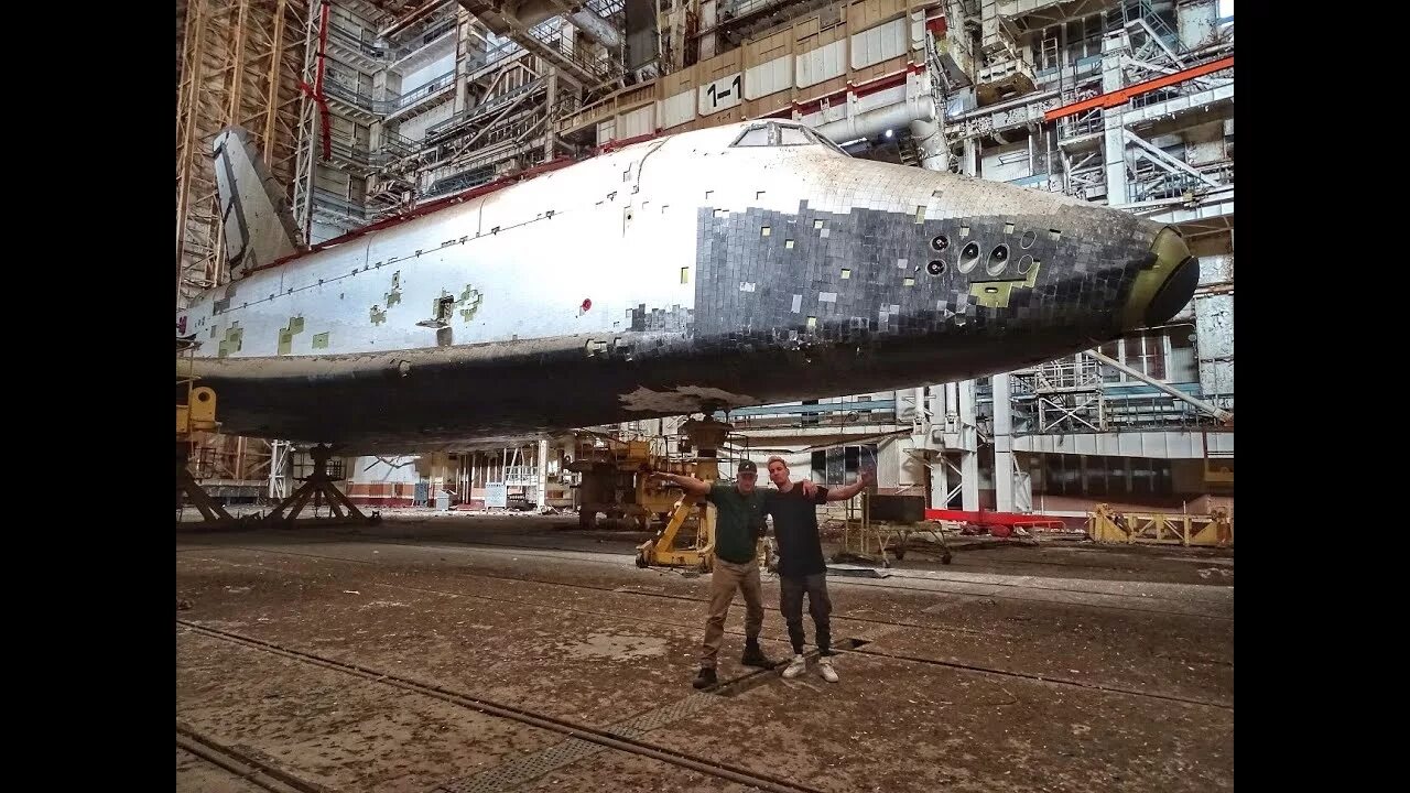 Байконур буран ангар. Космический корабль буран. Космодром байконур шаттл буран. Шаттл буран байконур. Шаттл буран байконур.