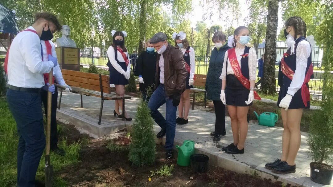 Посадка деревьев выпускниками