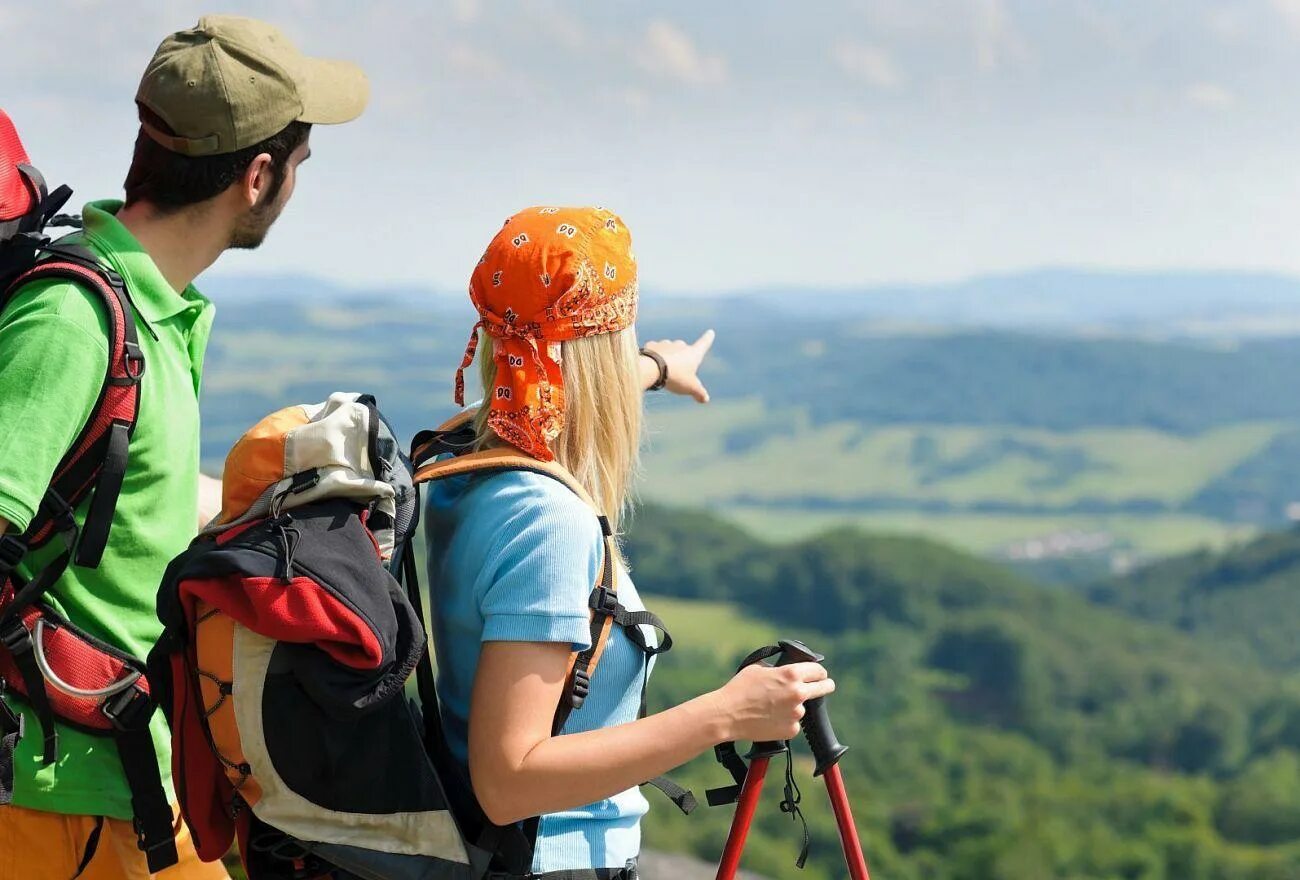 Student adventures. Поход в горы. Туристы в горах. Путешественник в горах. Туризм поход.