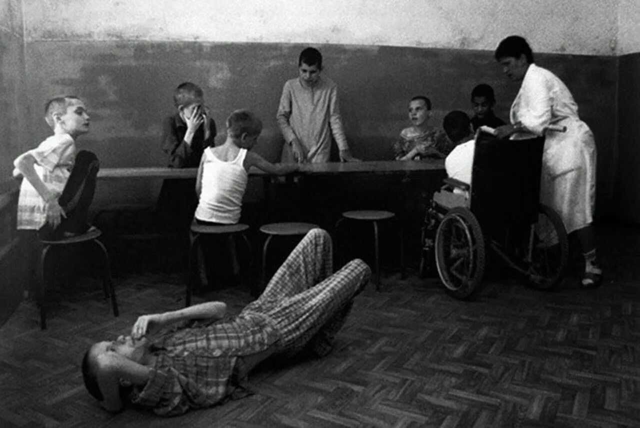 Как называется психически больной. СССР 1930 психиатрическая больница. Психиатрическая больница 20 века. Дети в психиатрической больнице.