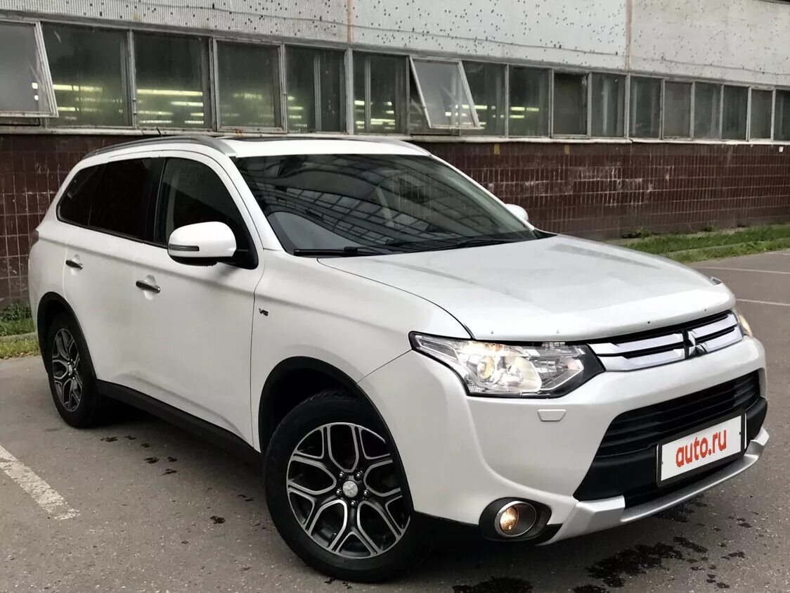 Mitsubishi белая. Mitsubishi Outlander 3 2014. Митсубиси Аутлендер 2014 белый. Mitsubishi Outlander белый. Мицубиси Аутлендер 2015 белый.