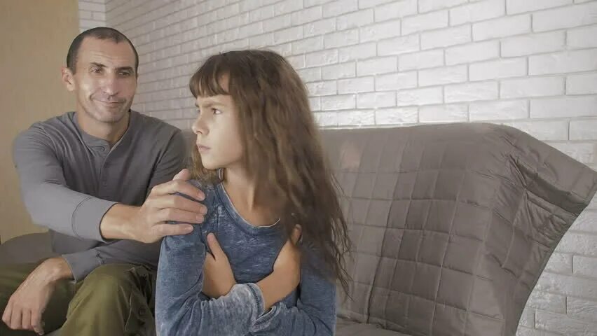 Отчим юную. Подросток и отчим. Соблазн отчима. Соблазнение отца. Папа и дочка подросток.