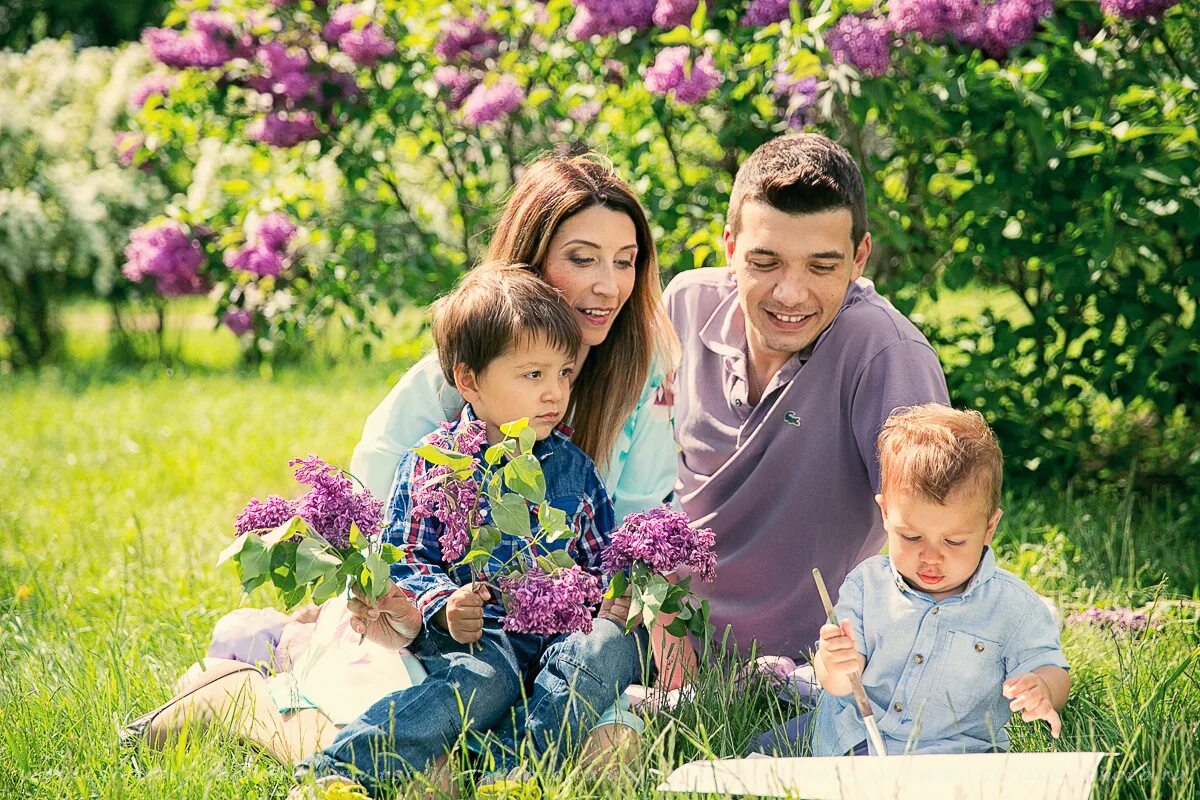 семья цветов. летняя семейная фотосессия на природе. семейный праздник на природе. семья с ребенком на лугу\. дети с корзинкой.