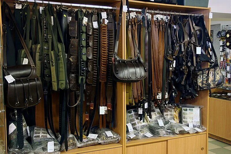 Комиссионный магазин ружей. Комиссионный магазин ружей. Оружейный магазин арт. Охотничий магазин екб. Охотник на дубровке оружейный магазин.