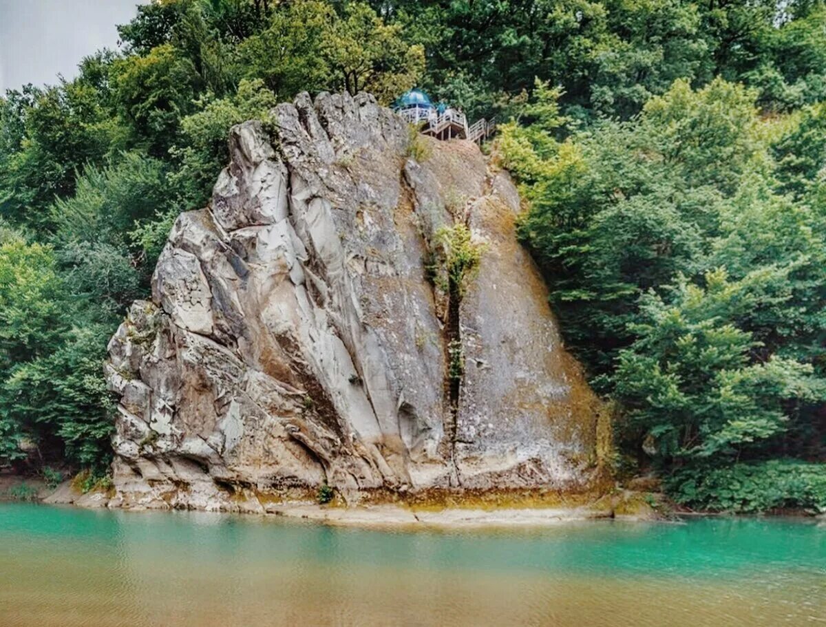 Горячий ключ природа. Скала петушок горячий ключ река Псекупс. Горячий ключ Краснодарский край гора петушок. Скала зеркало горячий ключ. Скала петушок горячий ключ.