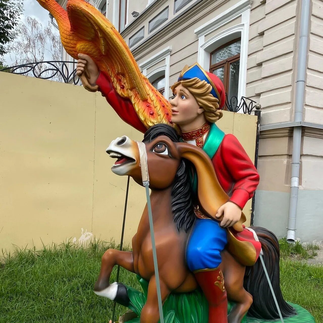 Скульптура конек горбунок. Скульптуры конька Горбунка в Ишиме. Скульптура конек горбунок Омск. Ишим конек горбунок.