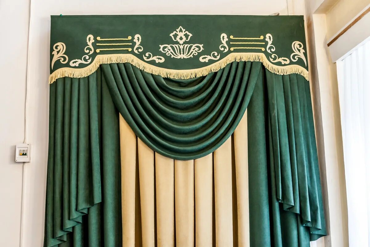 Шторы смоленск. Верни шторы. Бежевые шторы с ламбрекеном. Красивые шторы. Магазин штор в мурманске.