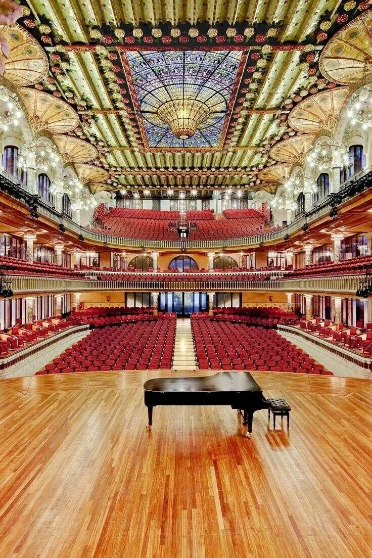 Сайт дворец музыки. Palau de la música Catalana Барселона. Дворец каталонской музыки в Барселоне. Palau de la musica Catalana театр. Палау зал в Барселоне.