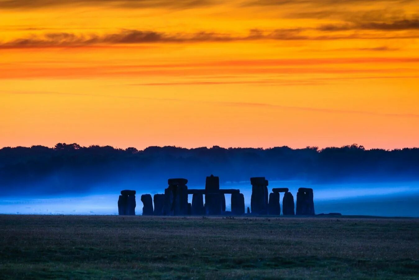 Stonehenge is perhaps the worlds. Стоунхендж Англия. Стоунхендж Уилтшир. Стоунхендж. Графство Уилтшир (Англия, 2500 до н.э.). Стоунхендж, Англия закат.