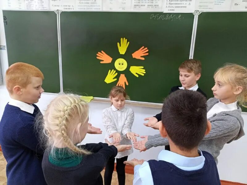Первый класс школа 52. Первоклассники хабаровск. Первоклашки мальчик и девочка. Школа 52 курск. Первоклассники хабаровск.