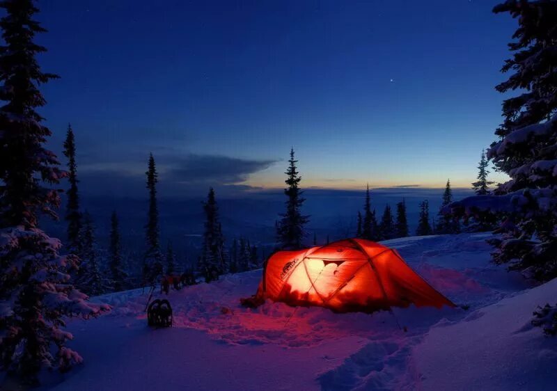 палатки на льду ночью. палатка в лесу. палатка зимой на озере. ночь в зимней палатке. ночная зимняя рыбалка в палатке.