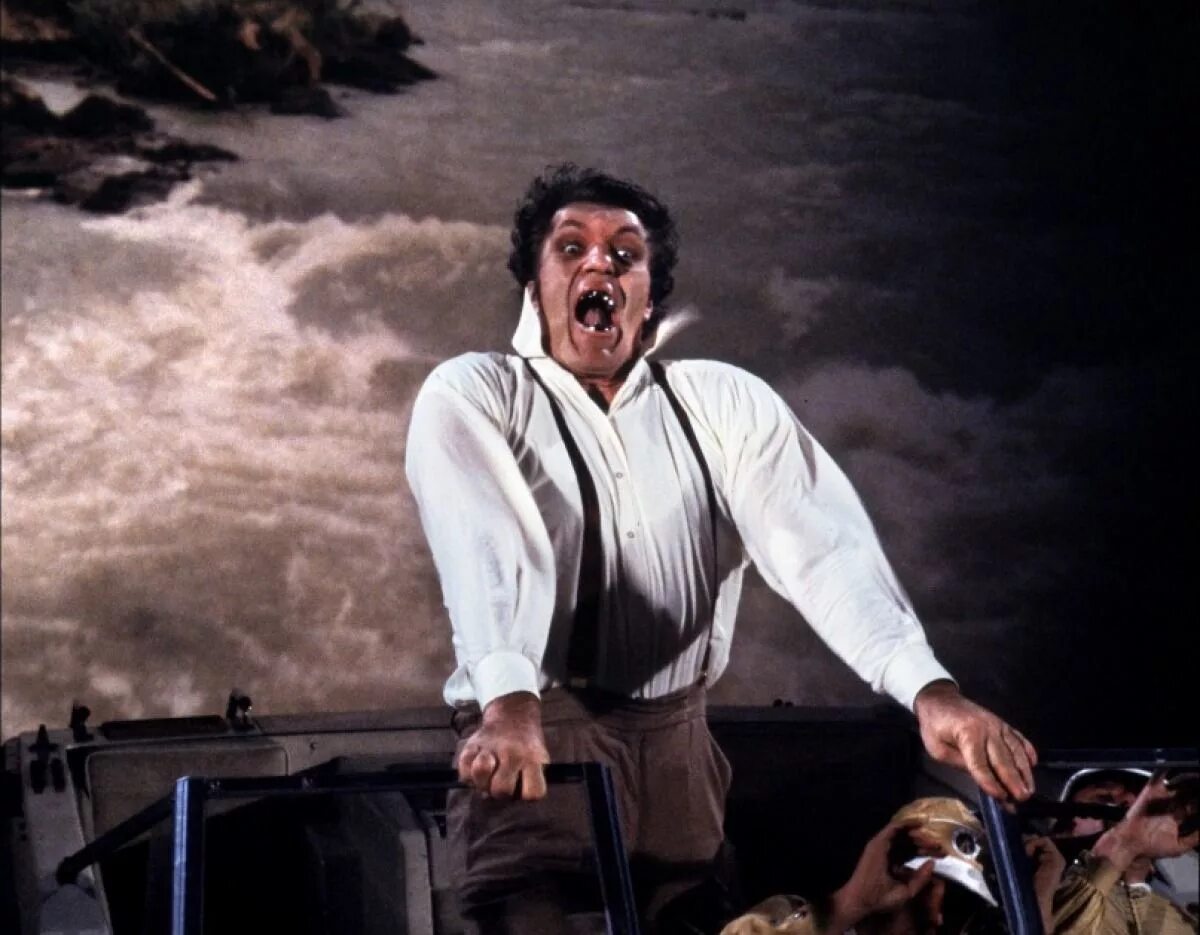 Злодей челюсти. Роджер мур и ричард кил. Мистер челюсти джеймс бонд. Ричард кил 1939-2014. Злодей челюсти.