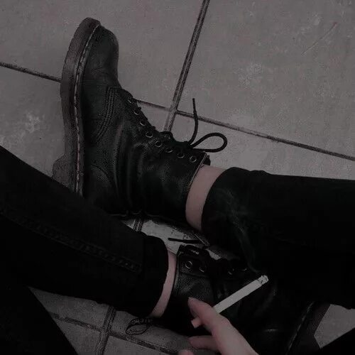 Эстетика ноги и кроссовки. Подросток бунтарь. Aesthetic гранжер. Эстетика черного. Эстетика черные подростки.
