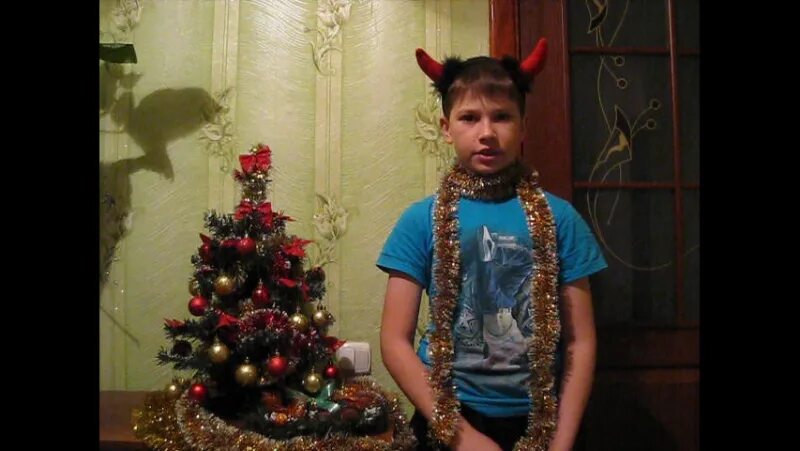 Бэдкомедиан продюсер. Ване на новый год. Ваня новый год. Застенчивый мальчик ваня новогоднее представление. Ваня новый год.