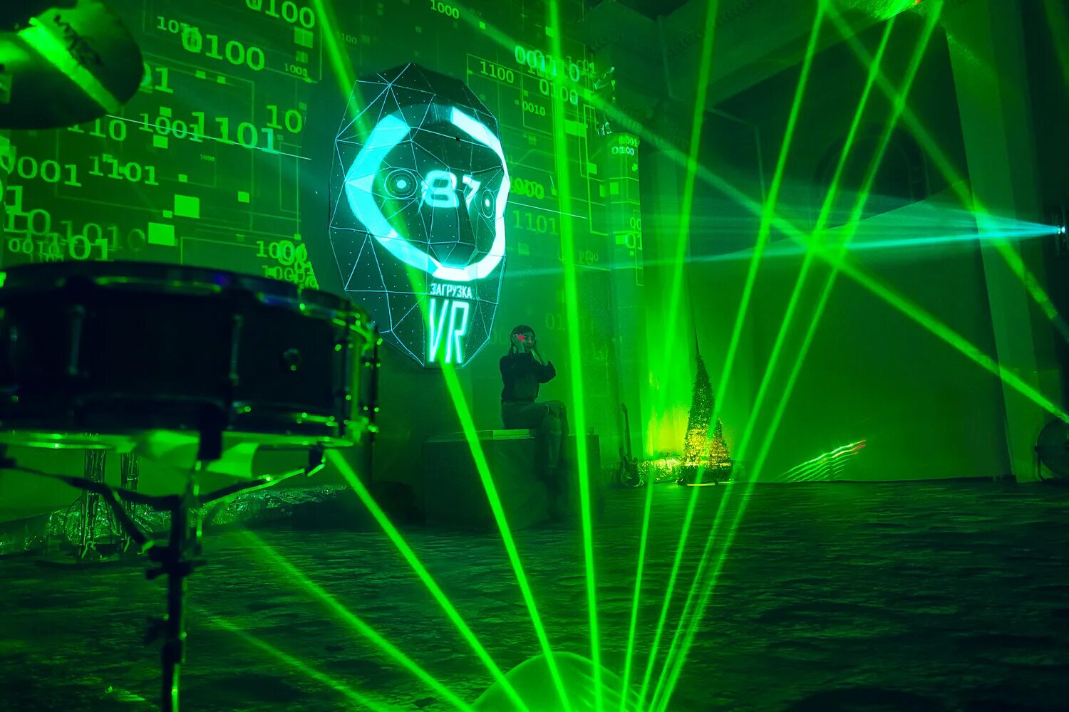 Лазерное шоу в городе. Лазер шоу. Лазер шоу город. Лазерного шоу в 2000. Лазерное шоу в метро китай.