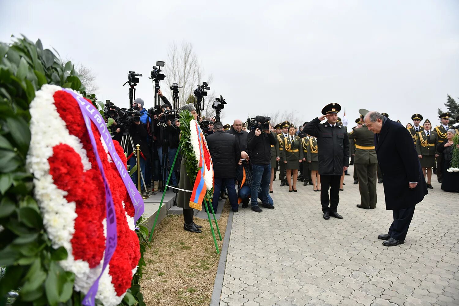 Вазген саргсян похороны. Вазген саргсян похороны. День еркрапа в армении. Вазген саргсян и демирчян. Ереван вазген саргсян.