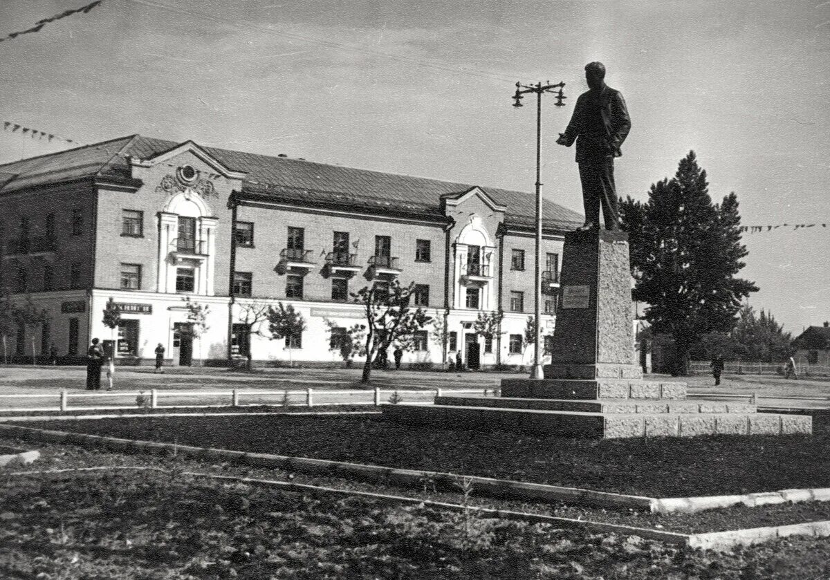 Старый брянск фото. Старый Брянск Фокинский район. Памятник Игнату Фокину Брянск. Памятник Фокину Брянск Фокинский район.