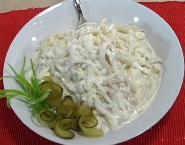 Салат с кальмарами и яйцом. Салат из кальмаров с яйцом. Салат с кальмарами и яйцом. Салат с кальмарами и яйцом и огурцом и сыром. Салат из кальмаров с майонезом рецепт.