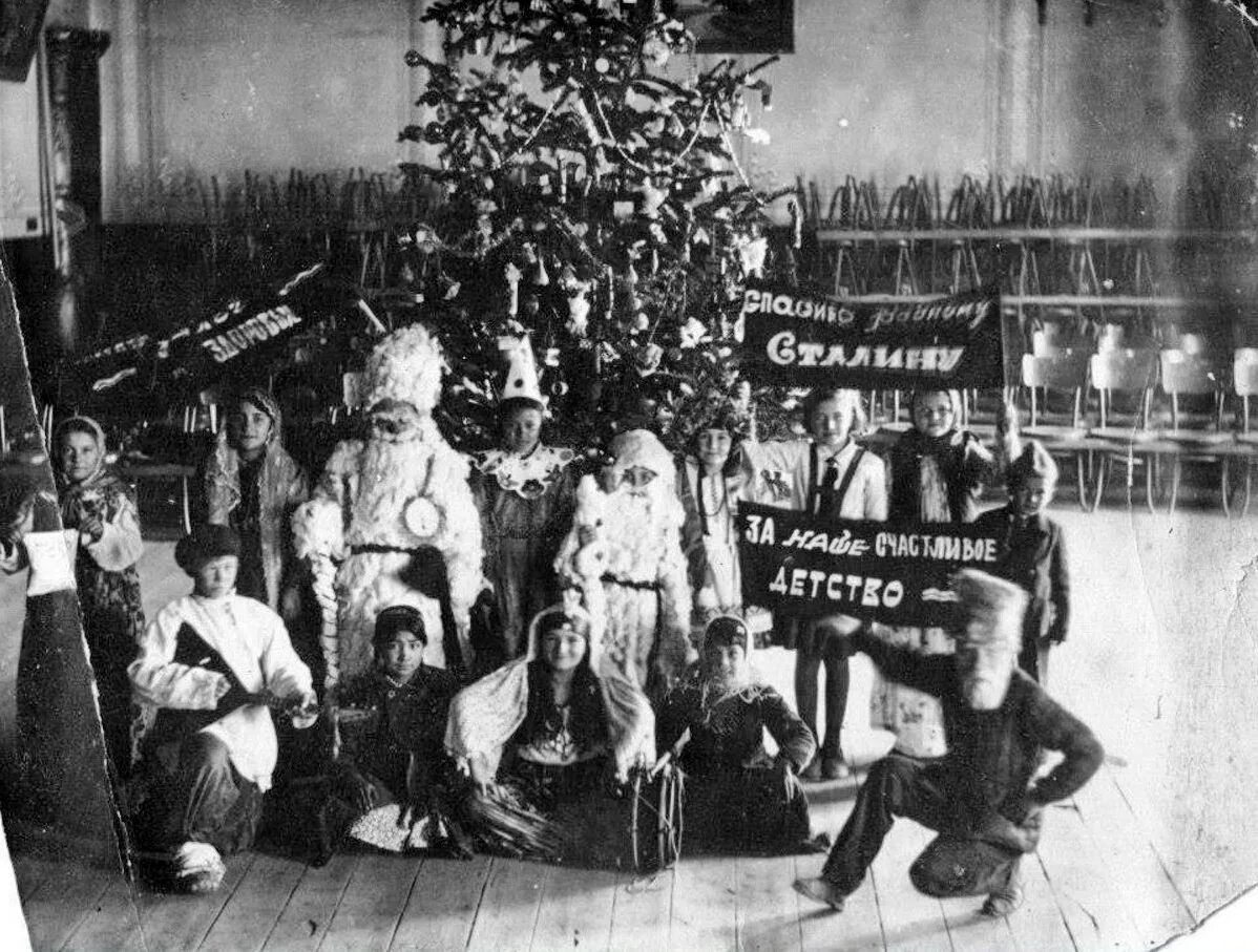 Рождественская ель 1917 в михайловском артиллерийском училище. Елка в колонном зале дома союзов 1937 год. Новогодняя елка ссср. Первая елка 1852 год санкт петербург екатерининский вокзал. Первая кремлевская елка 1936.