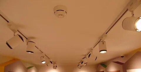 Установка трековых светильников в натяжной