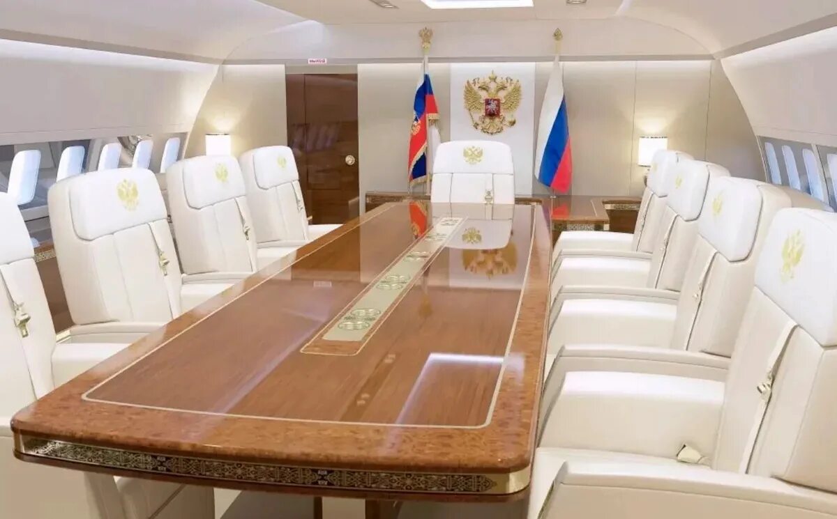 Сколько стоит президентский. Президентский самолет Путина ил-96. Самолет Путина ил 96 внутри. Ил-96 президентский салон. Ил 96 Путина салон.