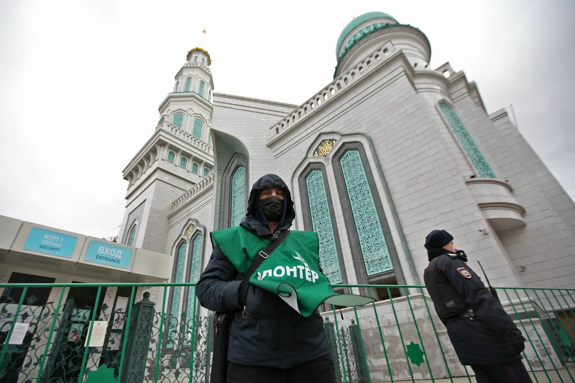 Исламская ипотека условия. Москва мусульманская. Мусульмане в Москве молятся на улице. Ипотека для мусульман в Москве.