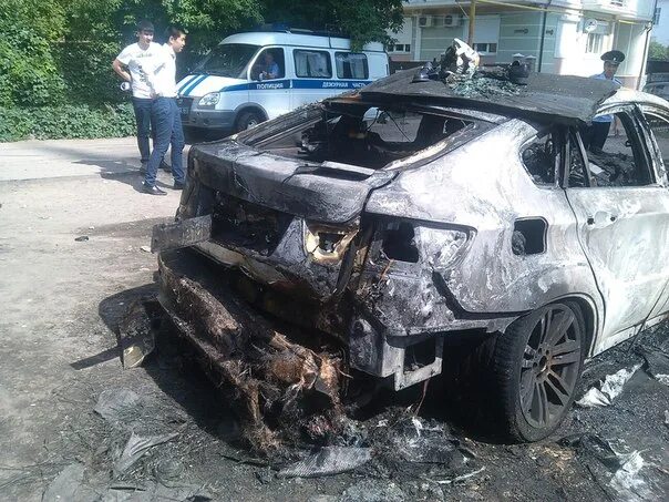 Почему горят бмв. BMW x6 горит. Сгоревшая машина БМВ Икс 6.