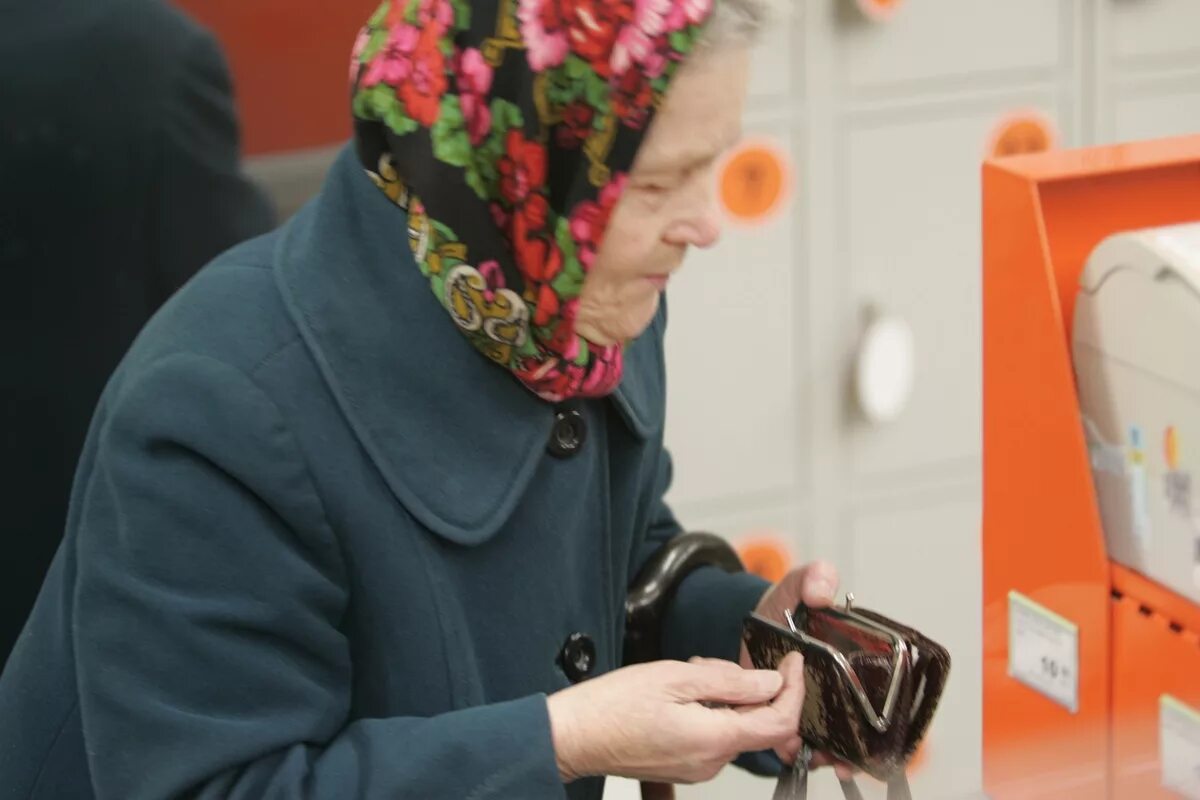 Бабка в магазине. Бабушка на кассе. Старушка на кассе. Бабка на кассе. Бабушка в магазине.