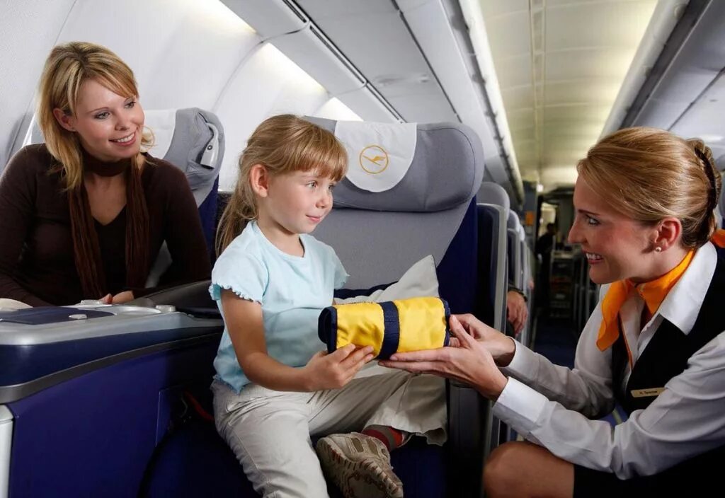 Игрушки можно в самолет. Ребенок пассажир. Самолет для детей. Пассажиры с детьми в самолете. Сопровождение ребенка в самолете.