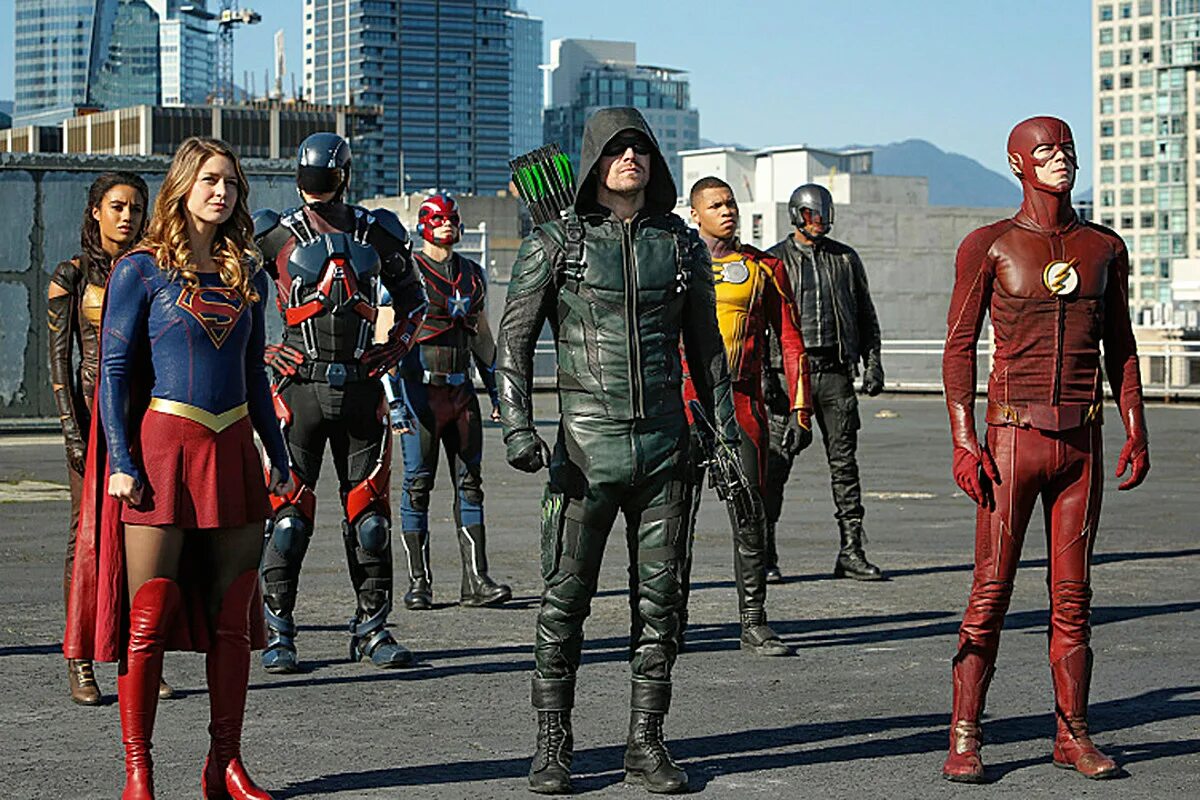 Легенды флеш. Arrowverse сериал. Флеш стрела Супергерл легенды завтрашнего дня. Вселенная стрелы сериал. CW Arrowverse.