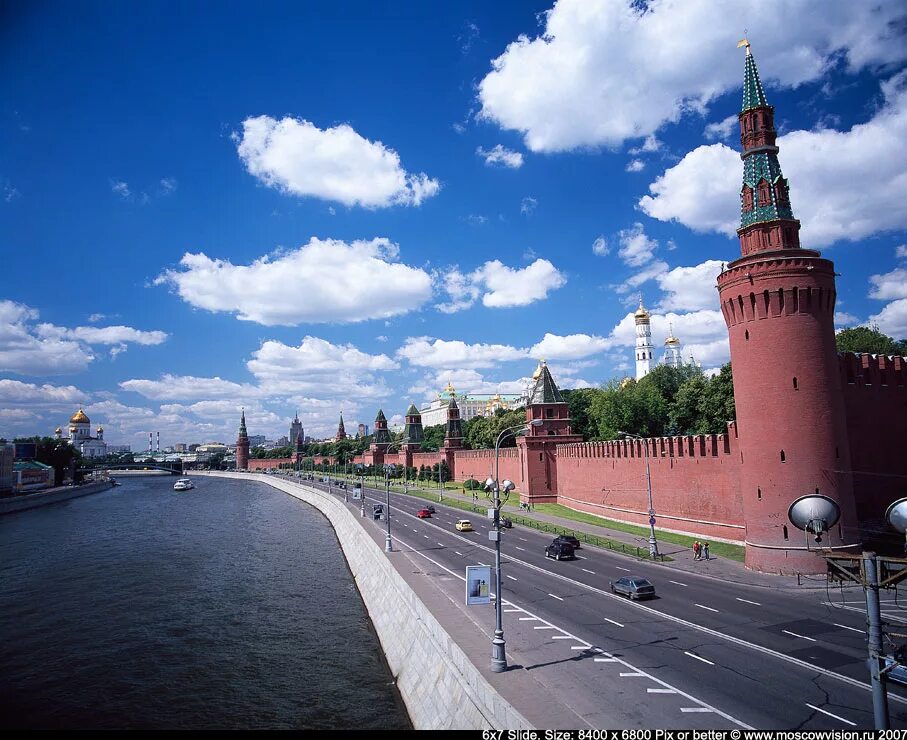 семь высоток москвы. набережная вдоль стен кремля. храм василия блаженного москва. жк большая семерка краснобогатырская. здание мгу сталинская высотка.