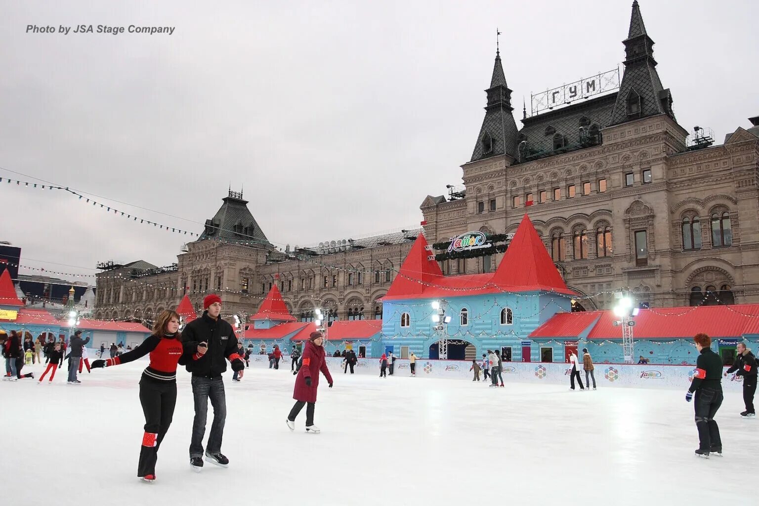 Каток на красной. Москва красная площадь ГУМ-каток. Каток в Кремле Москва. Каток в Москве возле Кремля. Каток на красной площади 2021.