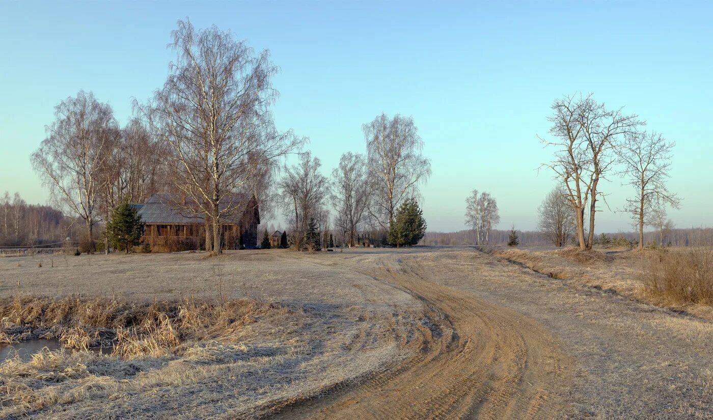 Дорога в хуторе. Хутор старенький. Дом у дороги. Зимняя перелесок у дороги.