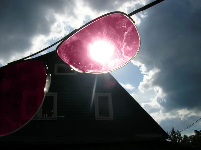 Розовые стекла бьются стеклами внутрь. Разбитые розовые очки. Розовые очки. Мир через розовые очки. Мир в розовых очках.