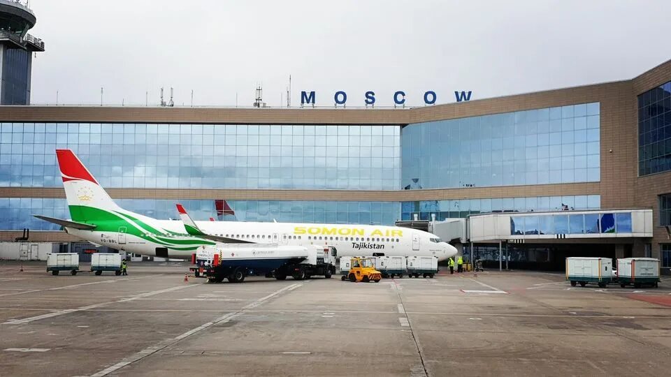 Самолет москва душанбе. Аэропорт Худжанд Таджикистан. Авиакомпания сомон Эйр самолеты. Авиакомпания Таджикистан сомон Эйр. Аэропорт Домодедово Somon Air Таджикистан.