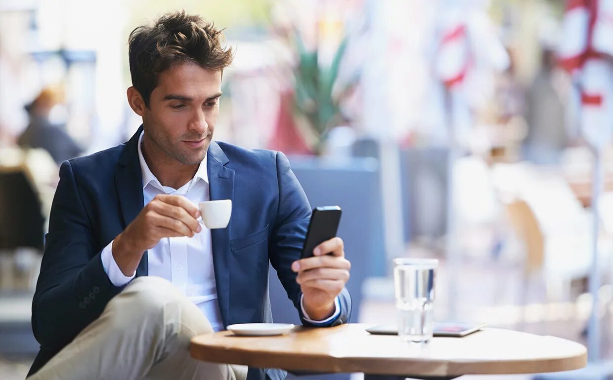 Грустный мужчина в офисе. Addict man. Парень интересуется делами. Задумчивый мужчина. Парень интересуется делами.