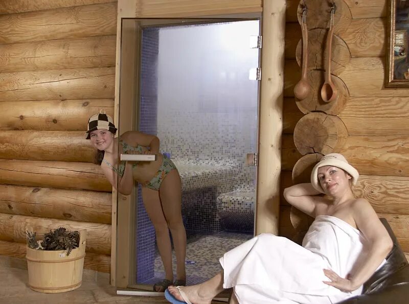 женщина в бане с веником. женщины в деревенской бане видео. деревенские девушки в бане. женщины в деревенской бане видео. девочка в деревне.