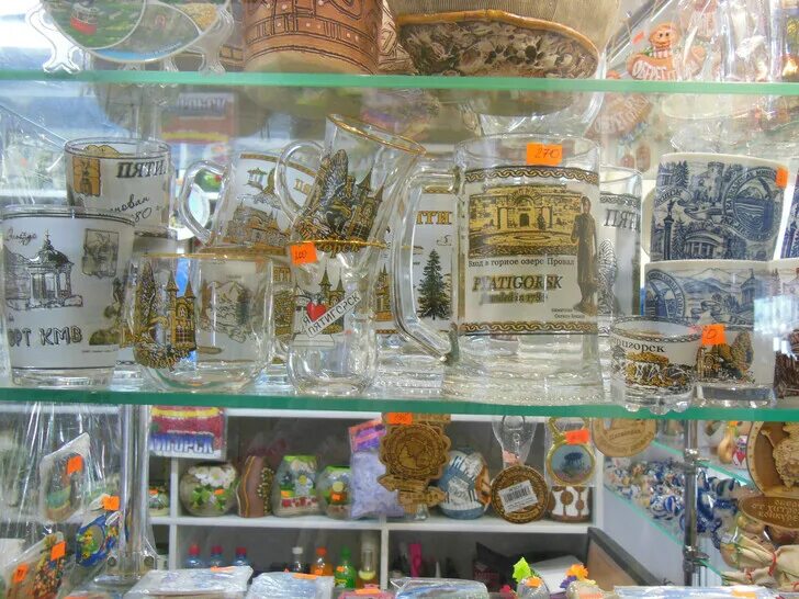 Прилавок с восточными сладостями. Сувениры из минвод. Что привезти из пятигорска. Продавец сувенирной продукции. Магазин сувениров.