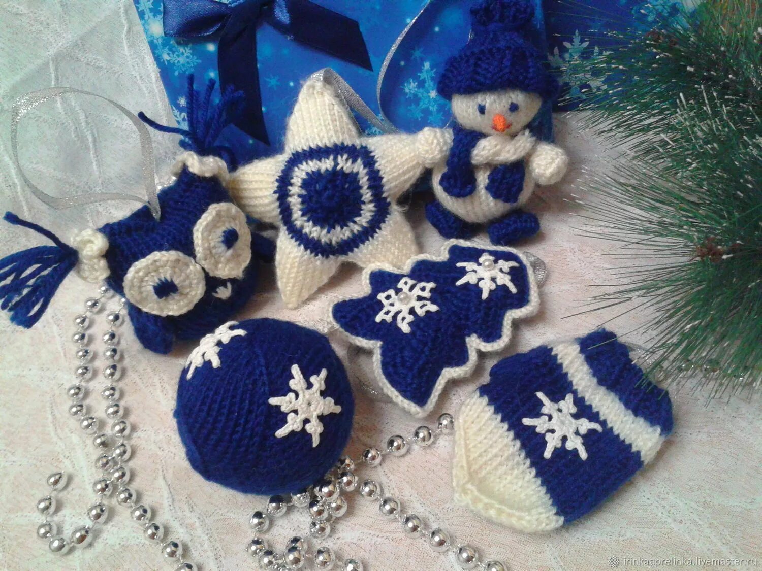 Новогодние подарки синие. Новогодние украшения синие. Белая елка с синими шарами. Новогодние шары. Сине белые игрушки.